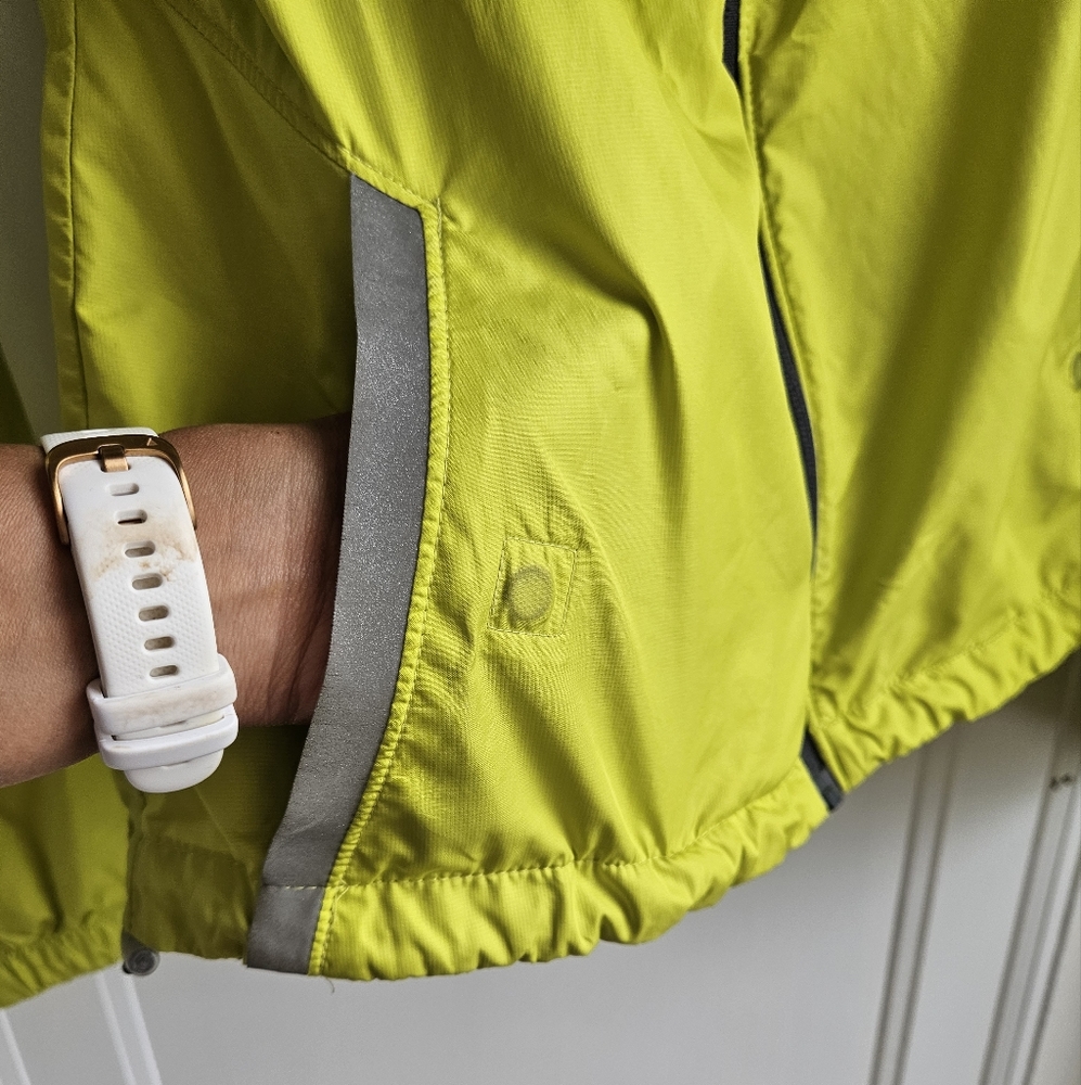 ASICS Women's 2-n-1 Jacket - Picture 15 of 16